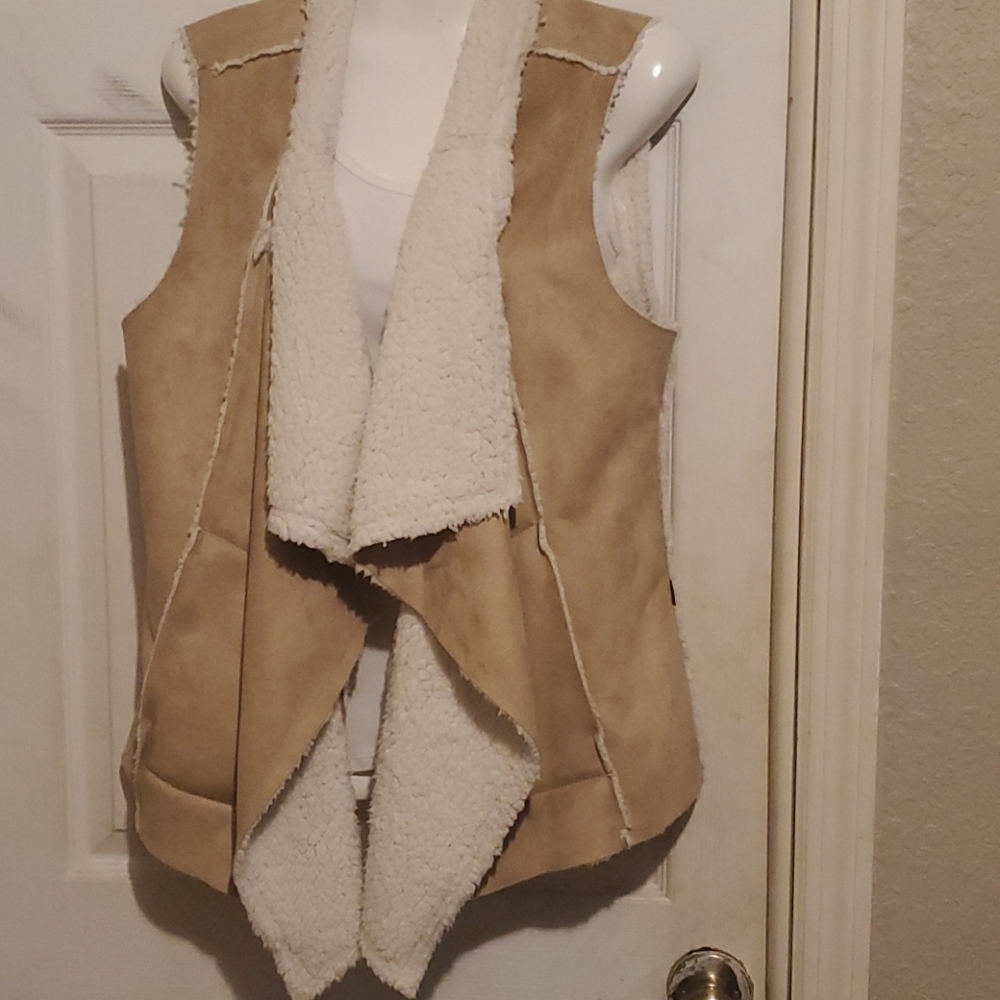 Shelly faux suede vest size med
